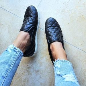 *EUC* CUTE black slip-on quilted sneakers